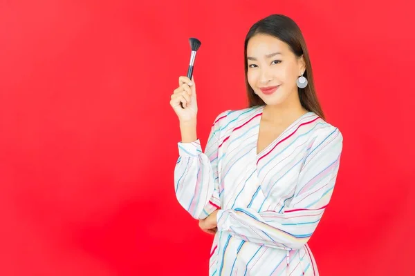 Portrait Belle Jeune Femme Asiatique Avec Maquillage Pinceau Cosmétique — Photo