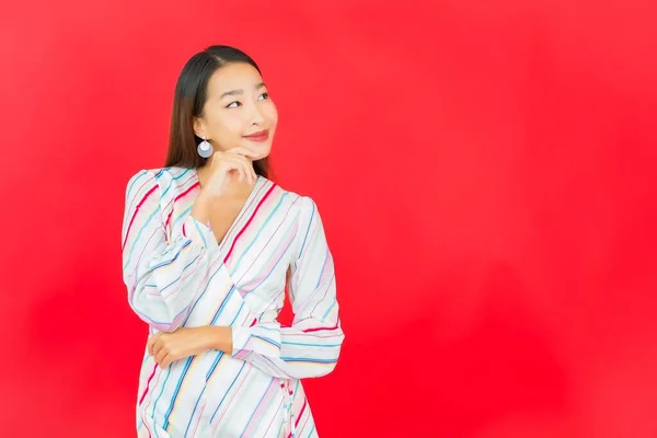 Portrét Krásná Mladá Asijská Žena Úsměv Mnoha Akce Červeném Pozadí — Stock fotografie