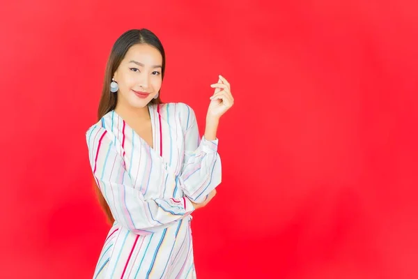 Retrato Bonito Jovem Asiático Mulher Sorriso Com Muitos Ação Fundo — Fotografia de Stock