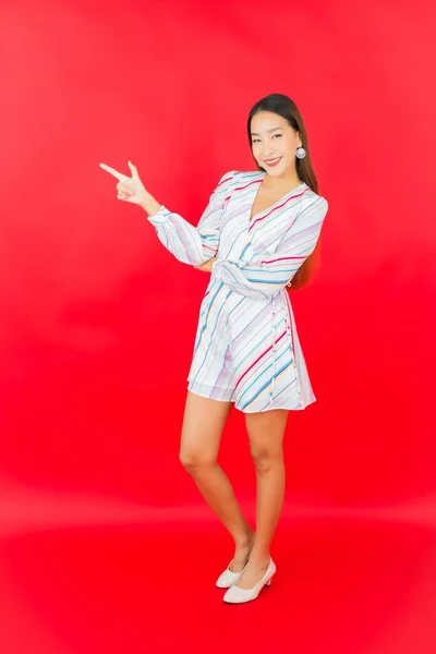 Portret Mooie Jonge Aziatische Vrouw Glimlach Met Veel Actie Rode — Stockfoto