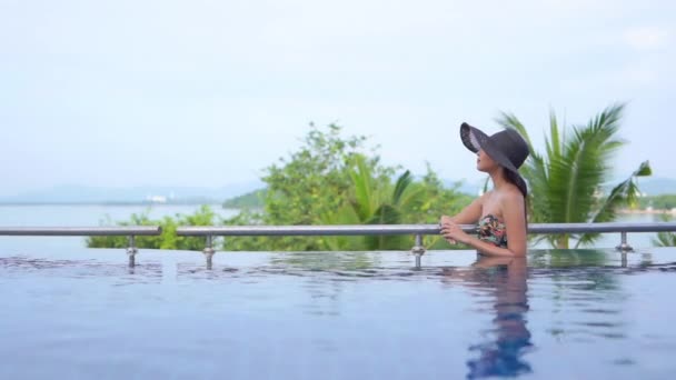 Material Archivo Hermosa Mujer Asiática Relajarse Sonrisa Ocio Alrededor Piscina — Vídeo de stock