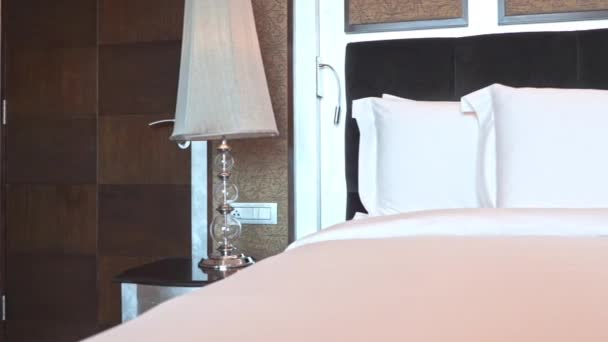 高級家具付きベッドルームのインテリアのクローズアップ映像 — ストック動画