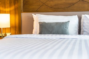 Yatak odasının iç tarafındaki yastıkta lamba var.