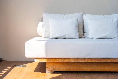 Oturma odasının iç dekorasyonunda rahat bir yastık.