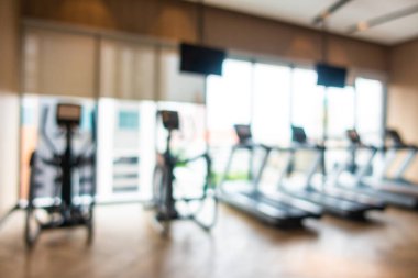 Özgün bulanıklık ve arka plan için spor salonunda odaklanmış fitness ekipmanı