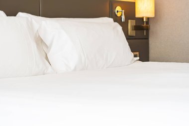 Yatak odasının iç dekorasyonunda beyaz yastık.