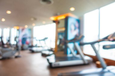 Arka plan için iç taraftaki jimnastik salonunda bulanık fitness ekipmanı