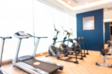 Beden eğitimi odasının içinde arka plan için soyut bulanıklık çözücü fitness ekipmanı