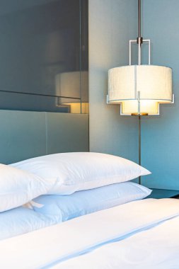 Güzel, lüks, rahat bir yastık ve yatak odasının iç dekorasyonu.