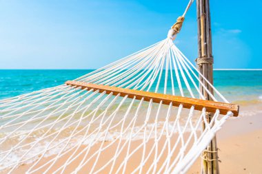 Boş bir tatil konsepti için deniz kıyısındaki boş bir hamak.