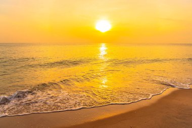 Günbatımında ya da gün doğumunda tatil ve tatil için deniz kıyılarının güzel manzarası.
