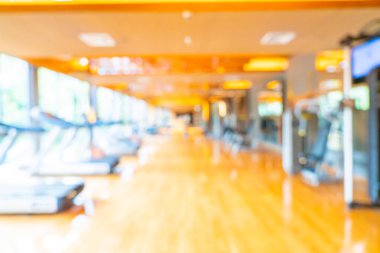 Egzersiz için spor aletleri olan soyut bulanık spor salonu.