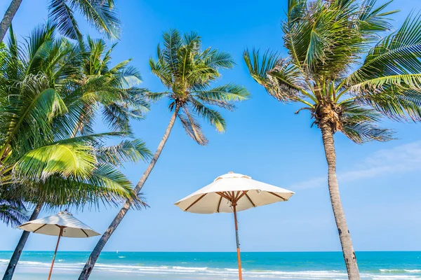 Şemsiye Sandalye Deniz Kıyısında Içinde Hindistan Cevizi Palmiyesi Mavi Gökyüzü — Stok fotoğraf