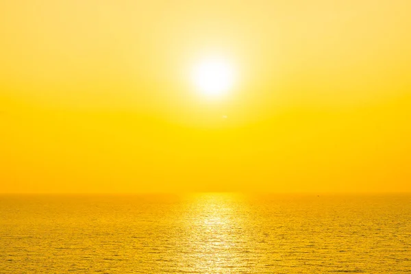 Vacker Tropisk Strand Hav Med Moln Och Himmel Vid Solnedgång — Stockfoto