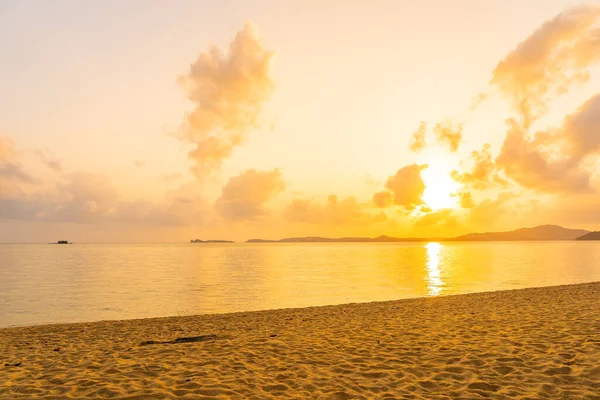 Günbatımında Bulutlu Gökyüzü Olan Güzel Tropikal Deniz Okyanusu Seyahat Tatil — Stok fotoğraf