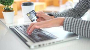 Evinden e-alışveriş yapan güzel Asyalı kadının görüntüleri.