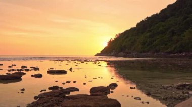 Güzel dalgalı denizin sakin görüntüleri.