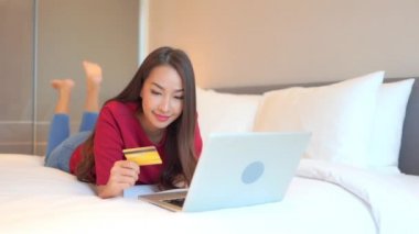 Evinden e-alışveriş yapan güzel Asyalı kadının görüntüleri.