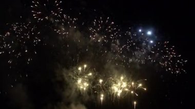 Gece gökyüzünde patlayan havai fişeklerin yakın çekim görüntüleri.
