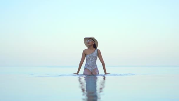 Material Archivo Hermosa Mujer Asiática Relajarse Sonrisa Ocio Alrededor Piscina — Vídeo de stock