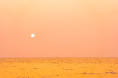 Günbatımında ya da gün doğumunda tatil ve tatil için deniz sahillerinin güzel tropikal doğası.