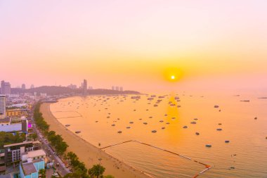 Pattaya şehri Tayland 'ın etrafında mimari yapıları ve gemileri olan güzel tropikal sahil okyanus körfezi.