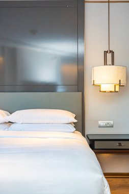 Güzel, lüks, rahat bir yastık ve yatak odasının iç dekorasyonu.