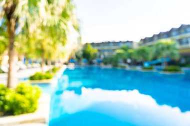 Otel tatil beldesinde tatil için kullanılan bulanık yüzme havuzu.