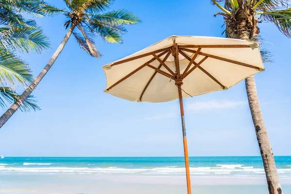 Ombrello Sedia Intorno Mare Spiaggia Oceano Con Palma Cocco Cielo — Foto Stock