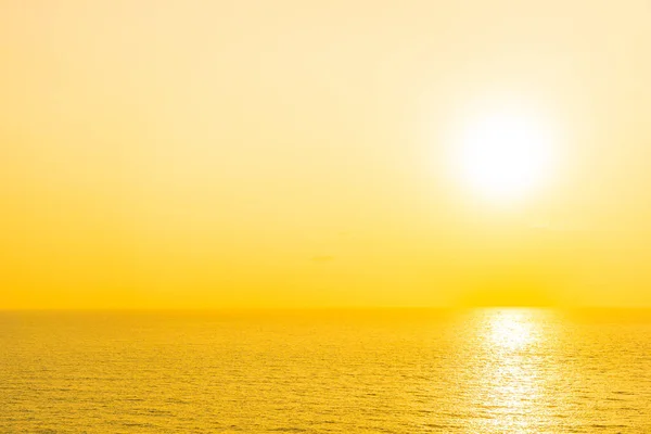 Hermosa Playa Tropical Mar Océano Con Nubes Cielo Atardecer Amanecer — Foto de Stock