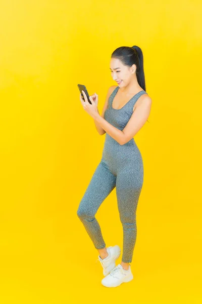 Retrato Hermosa Joven Mujer Asiática Con Ropa Deportiva Teléfono Sobre — Foto de Stock