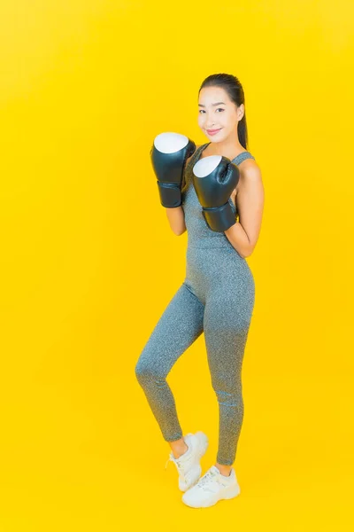 Retrato Hermosa Joven Asiática Mujer Con Ropa Deportiva Guante Boxeo — Foto de Stock