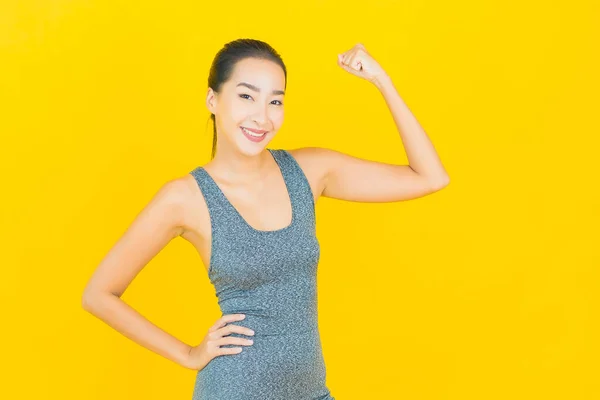 Portret Piękna Młoda Azjatycka Kobieta Odzieżą Sportową Gotowy Ćwiczeń Żółtym — Zdjęcie stockowe