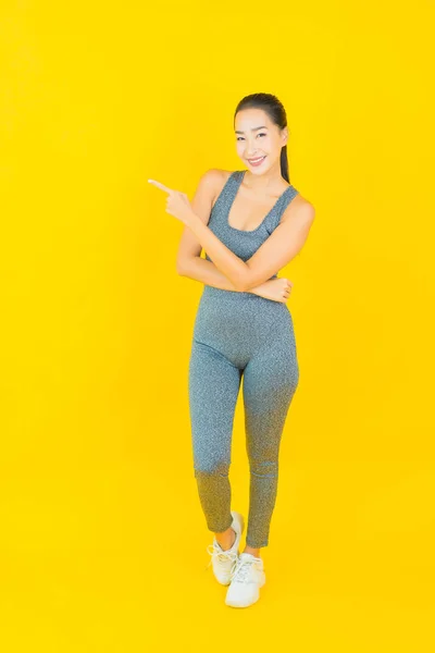 Portret Piękna Młoda Azjatycka Kobieta Odzieżą Sportową Gotowy Ćwiczeń Żółtym — Zdjęcie stockowe