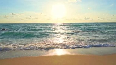 Güzel dalgalı denizin sakin görüntüleri.