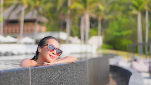 Imagens Bela Jovem Asiática Mulher Relaxar Sorriso Lazer Redor Piscina — Vídeo de Stock