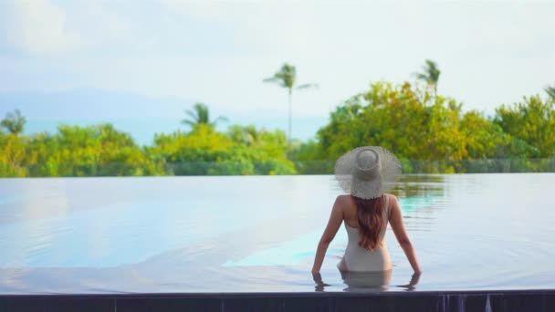 Material Archivo Hermosa Mujer Asiática Relajarse Sonrisa Ocio Alrededor Piscina — Vídeo de stock