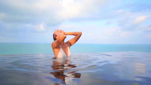 Güzel Genç Asyalı Bir Kadının Dinlenme Dinlenme Deniz Kenarında Yüzme — Stok video
