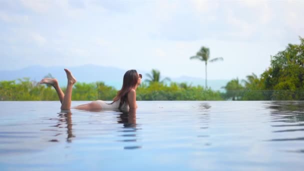 Material Archivo Hermosa Mujer Asiática Relajarse Sonrisa Ocio Alrededor Piscina — Vídeos de Stock