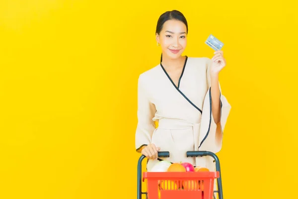 Portré Gyönyörű Fiatal Üzleti Ázsiai Bevásárlókosár Élelmiszerbolt Sárga Háttér — Stock Fotó