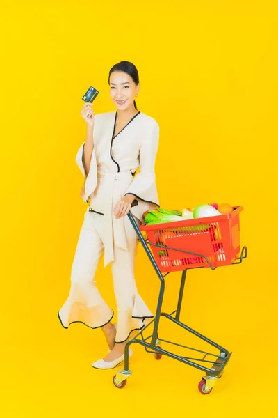 Retrato Bonito Jovem Negócio Asiático Mulher Com Compras Cesta Mercearia — Fotografia de Stock