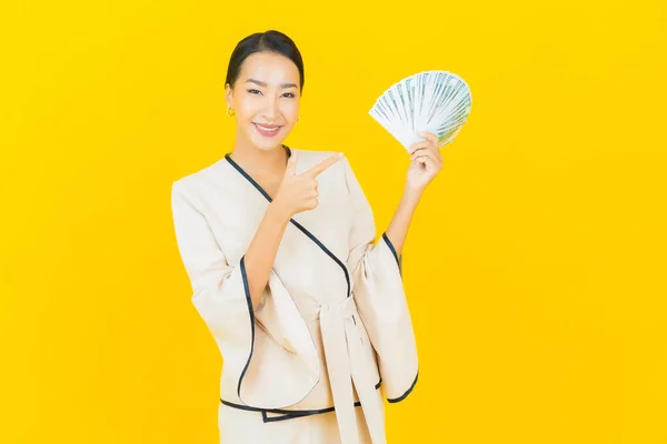 Porträt Schöne Junge Business Asiatin Mit Viel Bargeld Und Sparschwein — Stockfoto