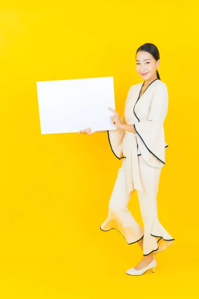 Portrait Beautiful Young Business Asian Woman Empty White Billboard Card — Stock Photo, Image