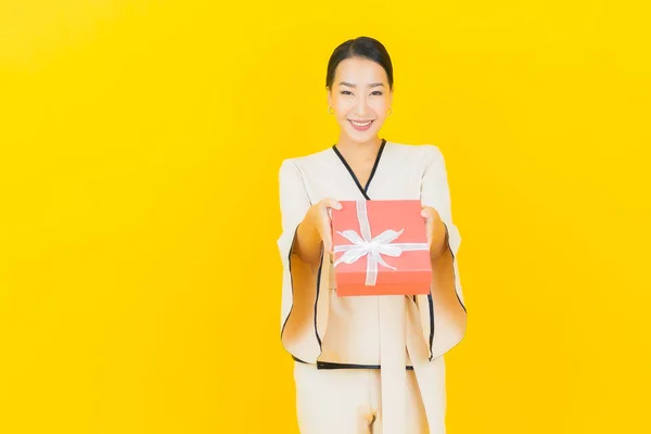 Πορτρέτο Όμορφη Νεαρή Ασιατική Επιχείρηση Γυναίκα Κόκκινο Κουτί Δώρου Κίτρινο — Φωτογραφία Αρχείου