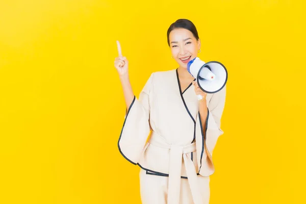 Portret Mooie Jonge Business Aziatische Vrouw Met Megafoon Voor Communicatie — Stockfoto