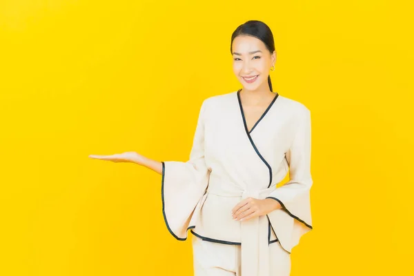Portret Mooie Jonge Business Aziatische Vrouw Met Glimlach Actie Gele — Stockfoto