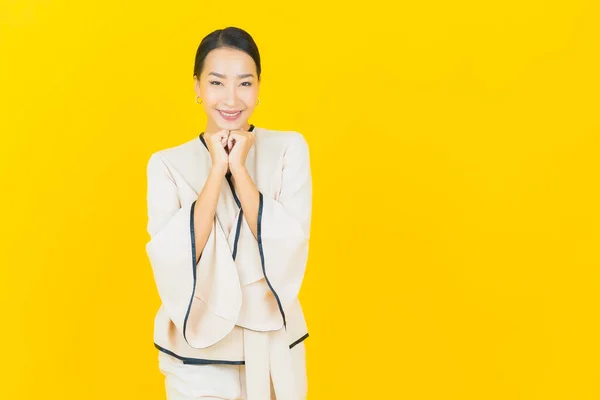 Портрет Красивый Молодой Бизнес Азиатской Женщины Улыбкой Действия Желтый Фон — стоковое фото