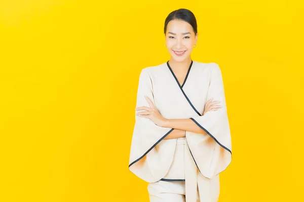 Retrato Hermosa Joven Negocio Asiático Mujer Con Sonrisa Acción Amarillo — Foto de Stock