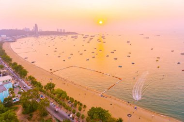Pattaya şehri Tayland 'ın etrafında mimari yapıları ve gemileri olan güzel tropikal sahil okyanus körfezi.