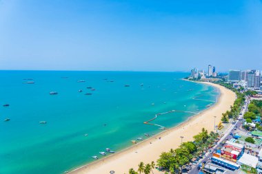 Beyaz bulut mavi gökyüzü ve Tayland 'ın Pattaya şehrindeki mimari yapı çevresindeki güzel tropikal sahil okyanus körfezi.